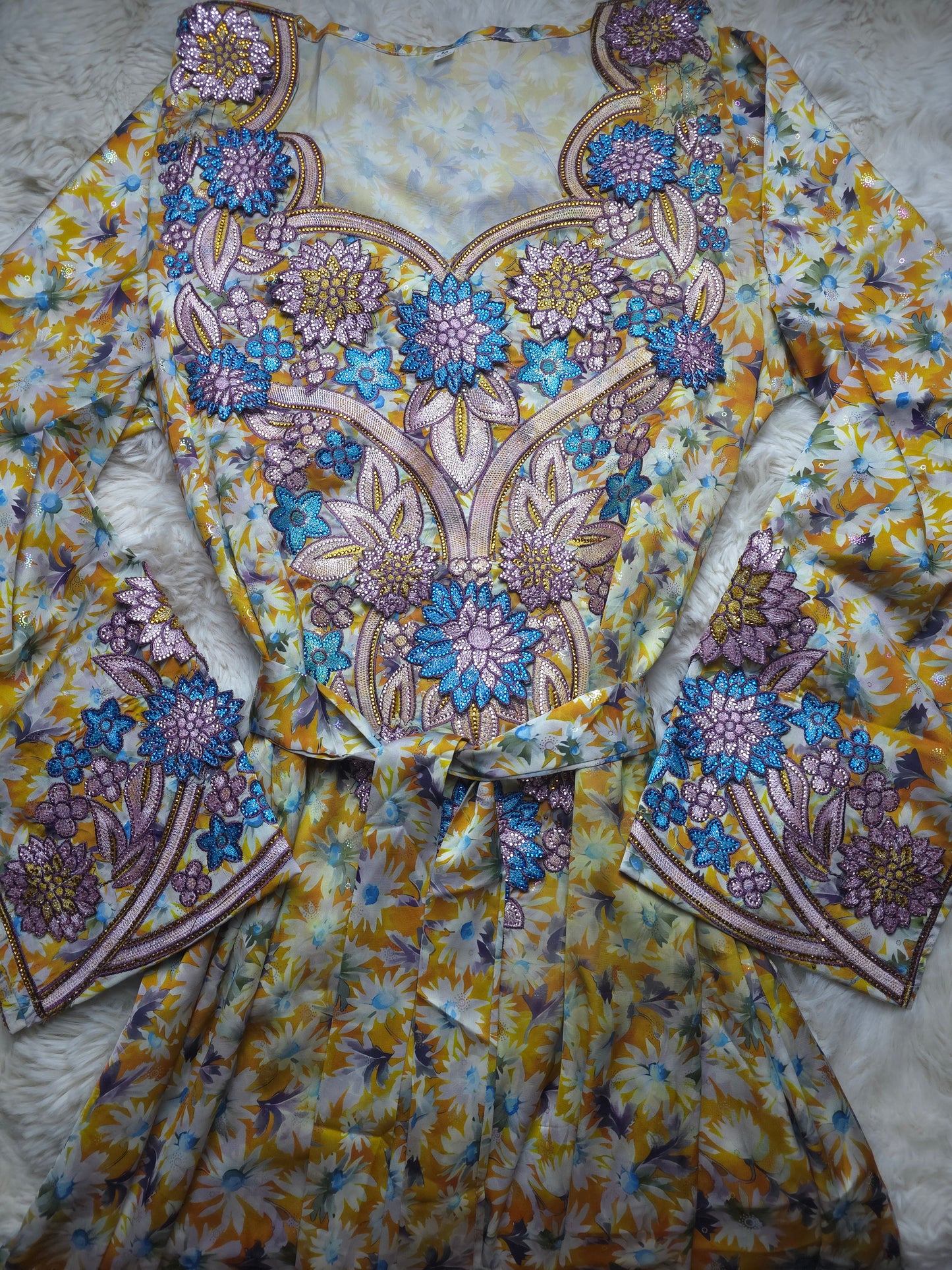 مخور حرير إيطالي فاخر مطرز – أصفر ذهبي مع تطريز أزرق وبنفسجي