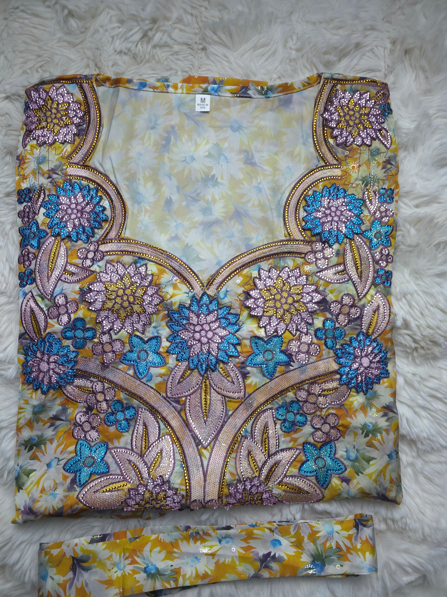 مخور حرير إيطالي فاخر مطرز – أصفر ذهبي مع تطريز أزرق وبنفسجي