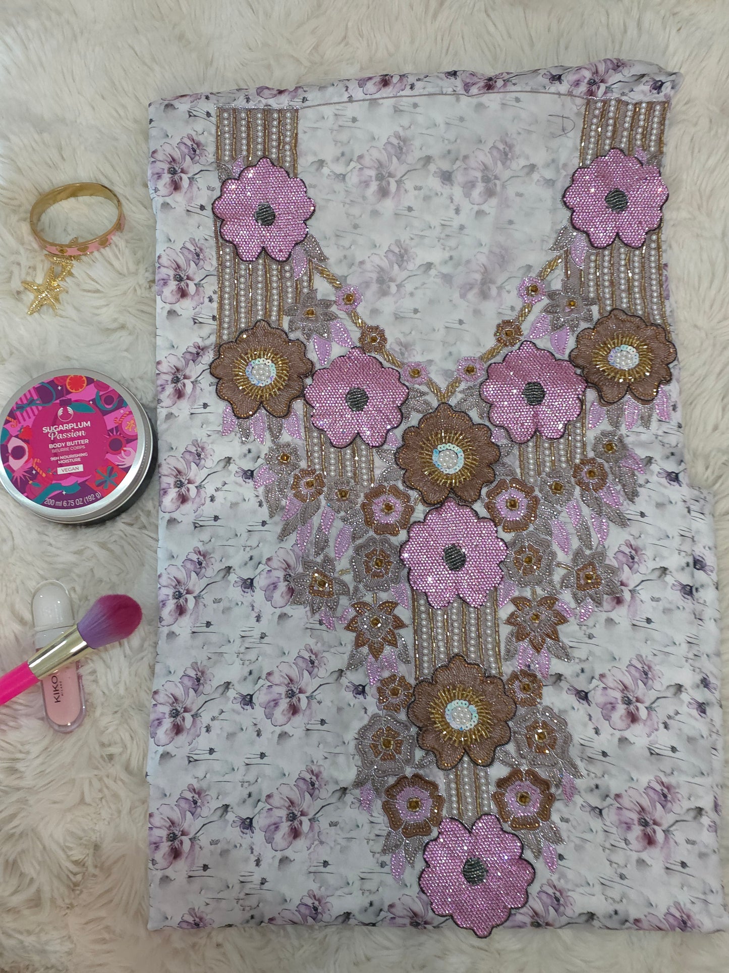 قماش مخور حرير إندونيسي بتطريز خرز وكريستال ثلاثي الأبعاد – زهور وردية