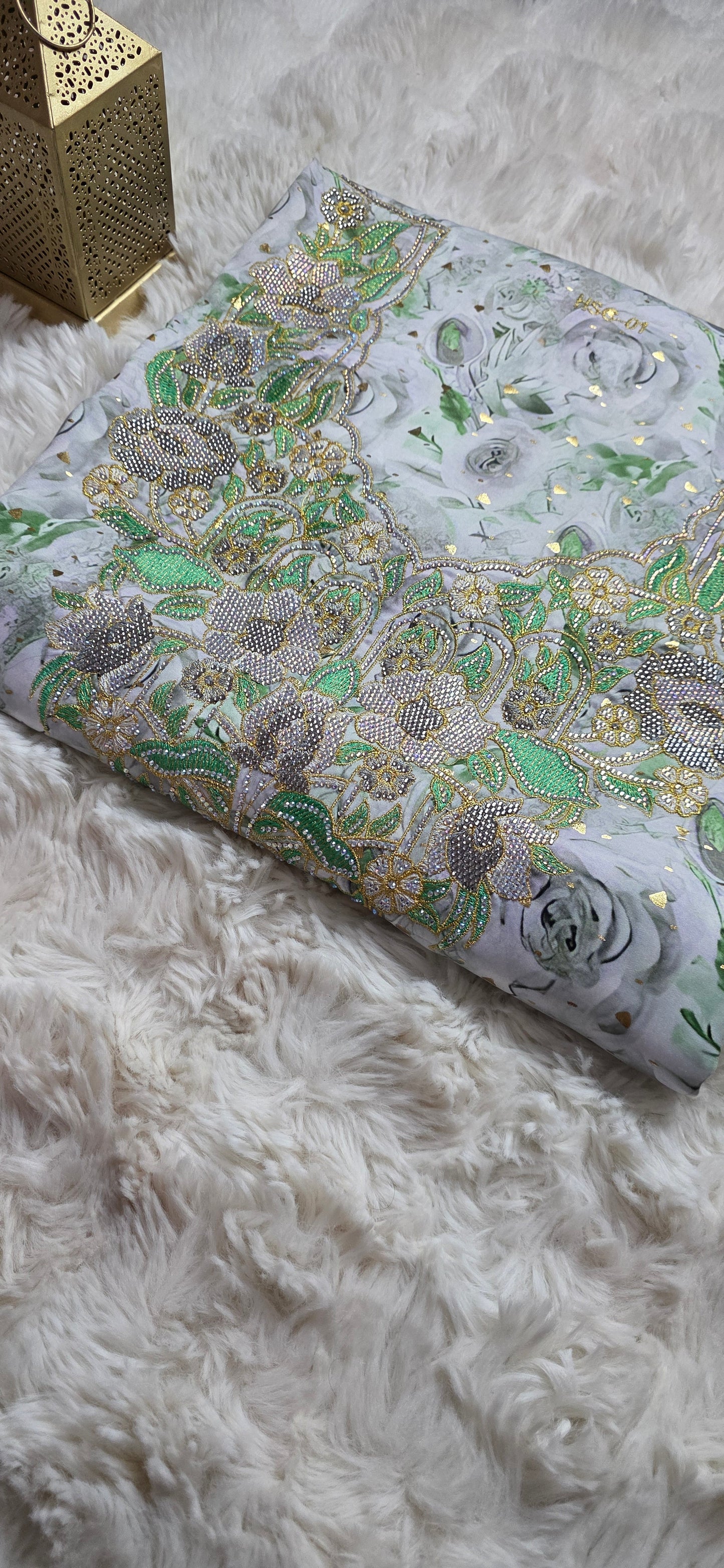 قماش مخور حرير إندونيسي مطرز بالخرز والكريستال – زهور أخضر وفضي