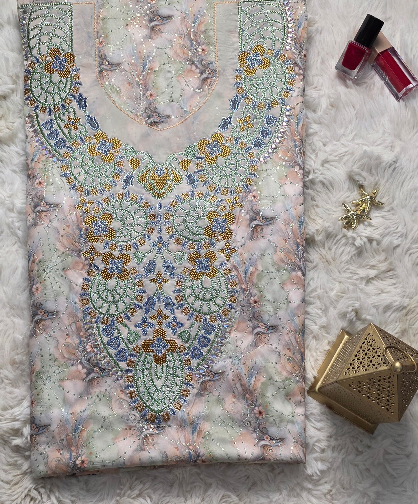 قماش مخور حرير إندونيسي مطرز بالخرز والكريستال – نقشة فنية بدرجات الباستيل