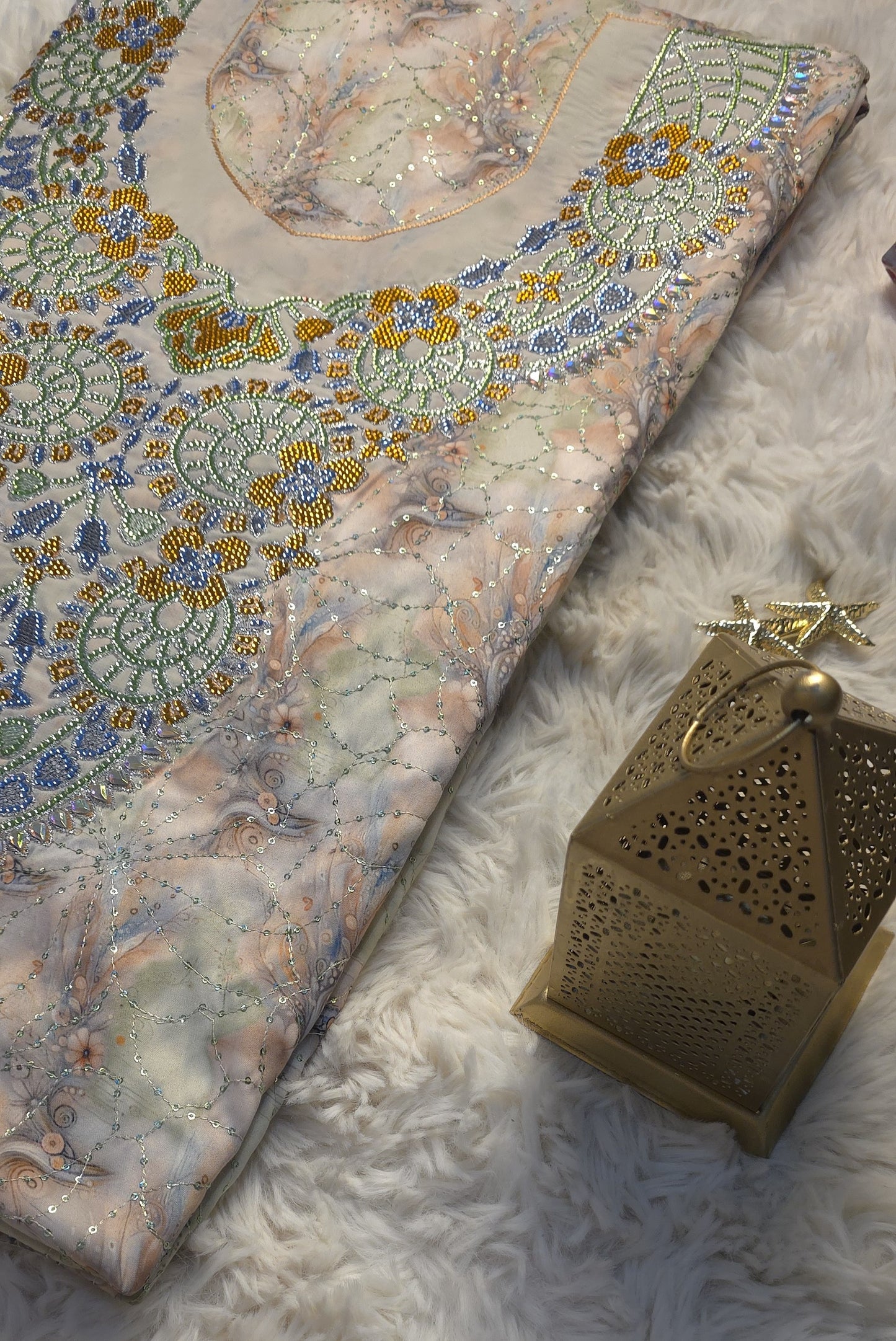 قماش مخور حرير إندونيسي مطرز بالخرز والكريستال – نقشة فنية بدرجات الباستيل