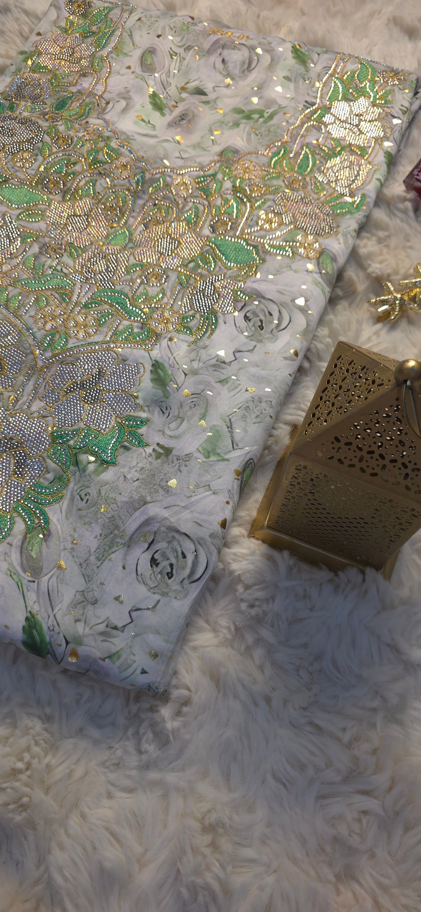 قماش مخور حرير إندونيسي مطرز بالخرز والكريستال – زهور أخضر وفضي