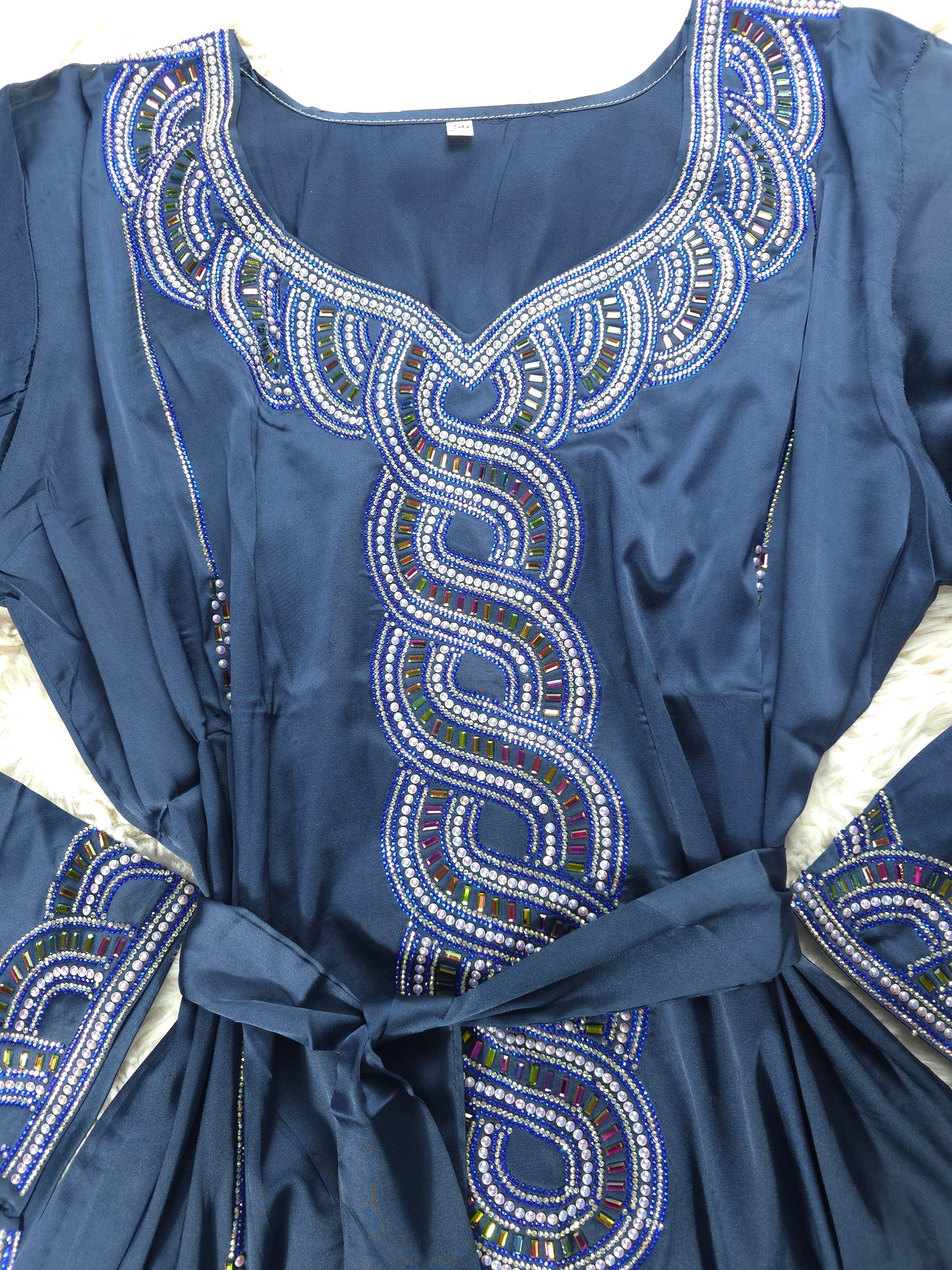 مخور حرير إندونيسي مطرز فاخر – كحلي بتطريز أزرق لامع