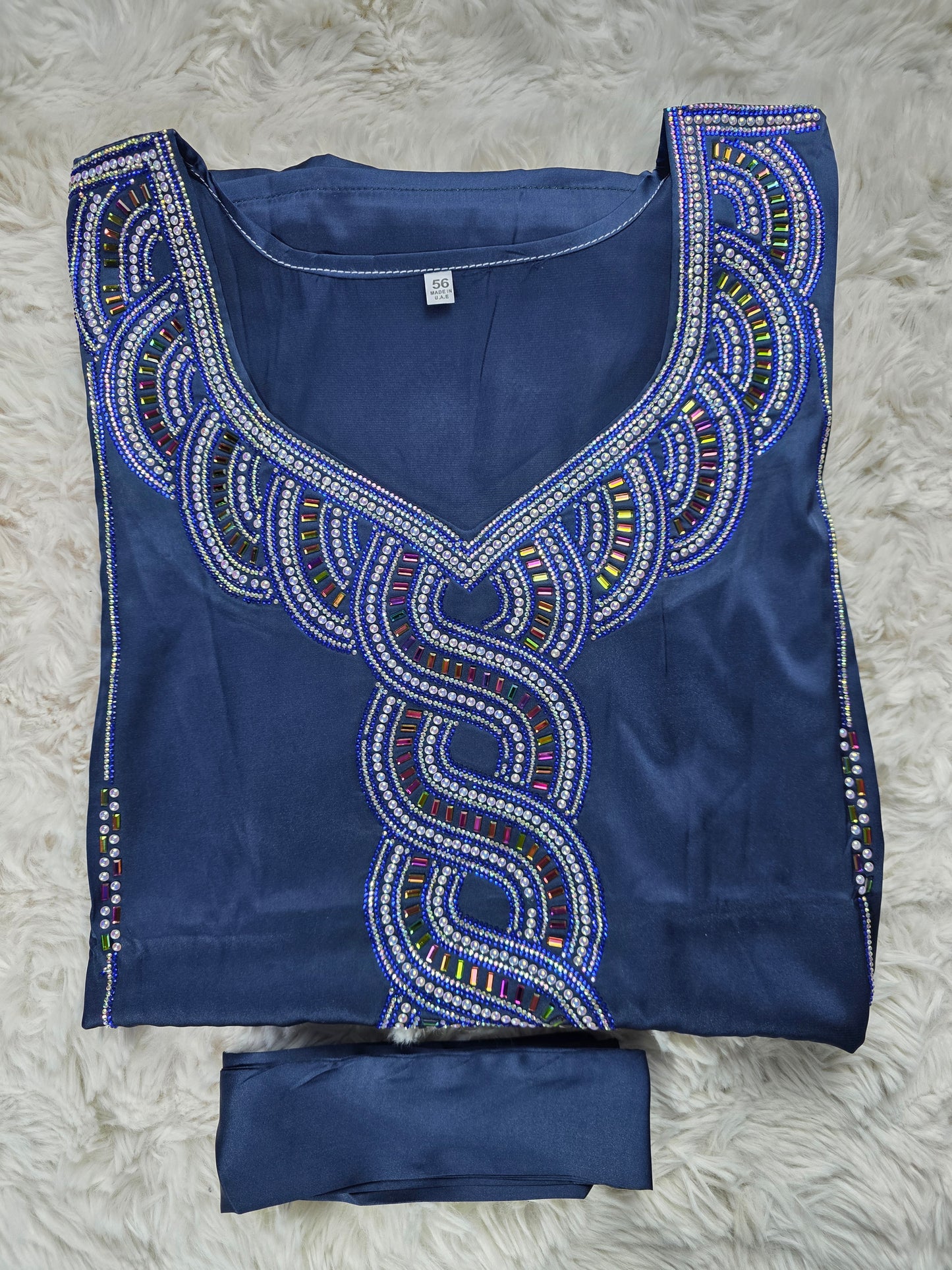 مخور حرير إندونيسي مطرز فاخر – كحلي بتطريز أزرق لامع