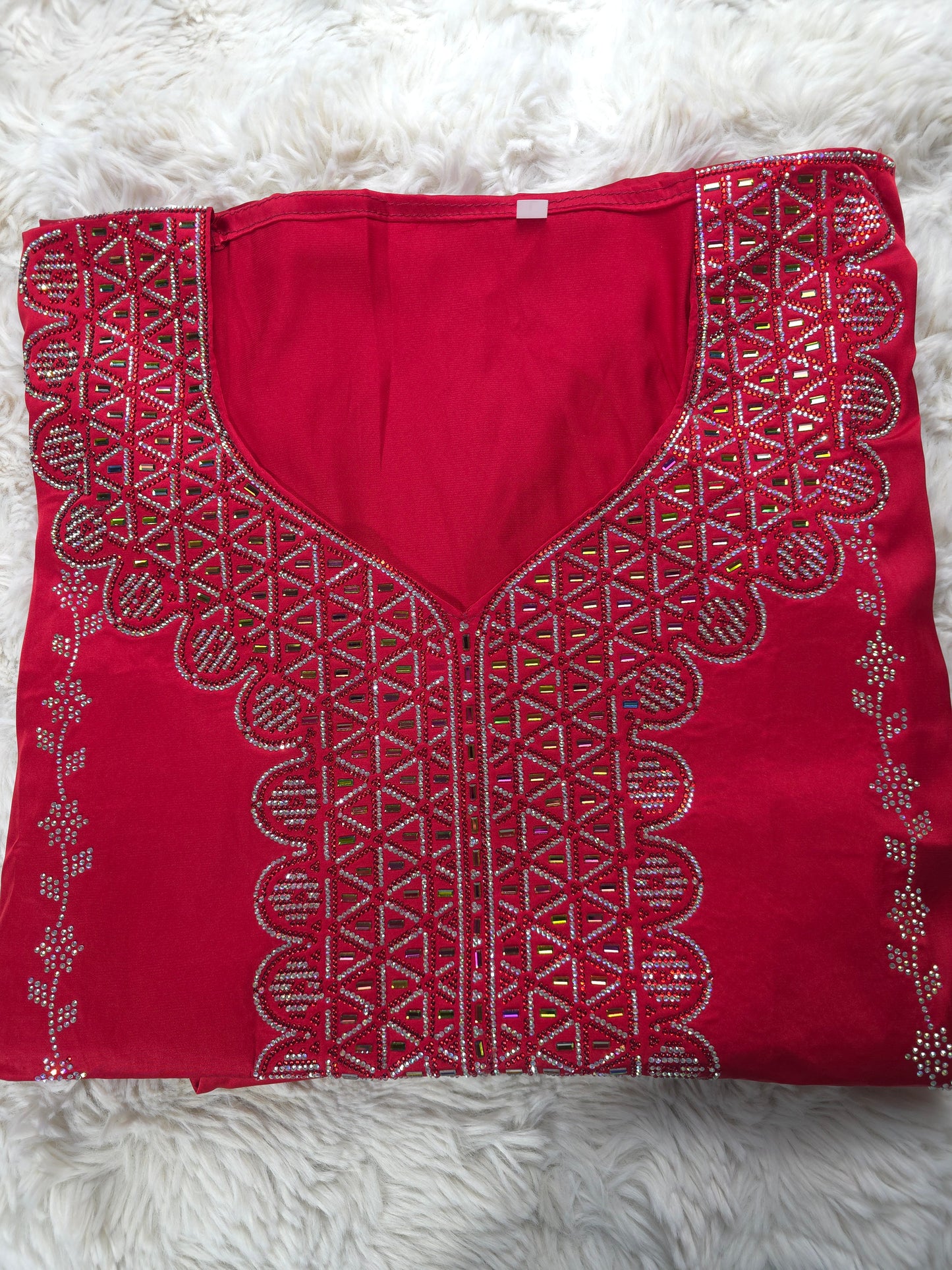 مخور حرير إندونيسي مطرز فاخر – أحمر ملكي بتطريز لامع