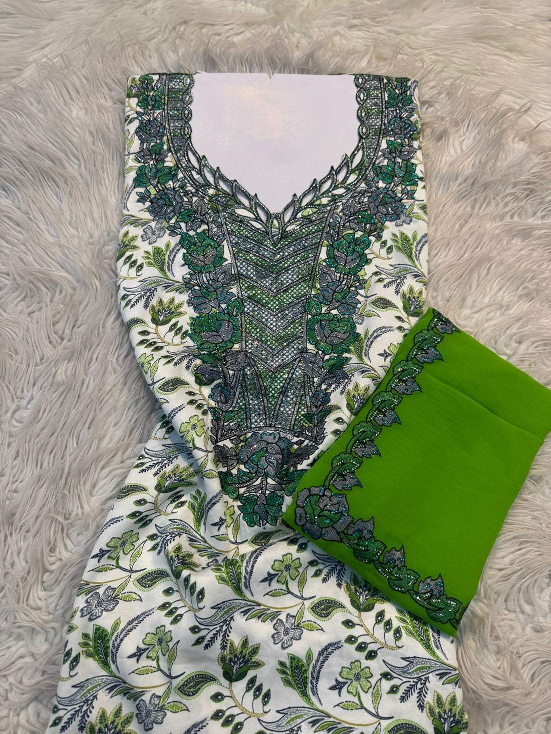 قماش مخور إندونيسي بتطريز صدري هندسي وزخرفة زهرية مع شيلة - IN1804