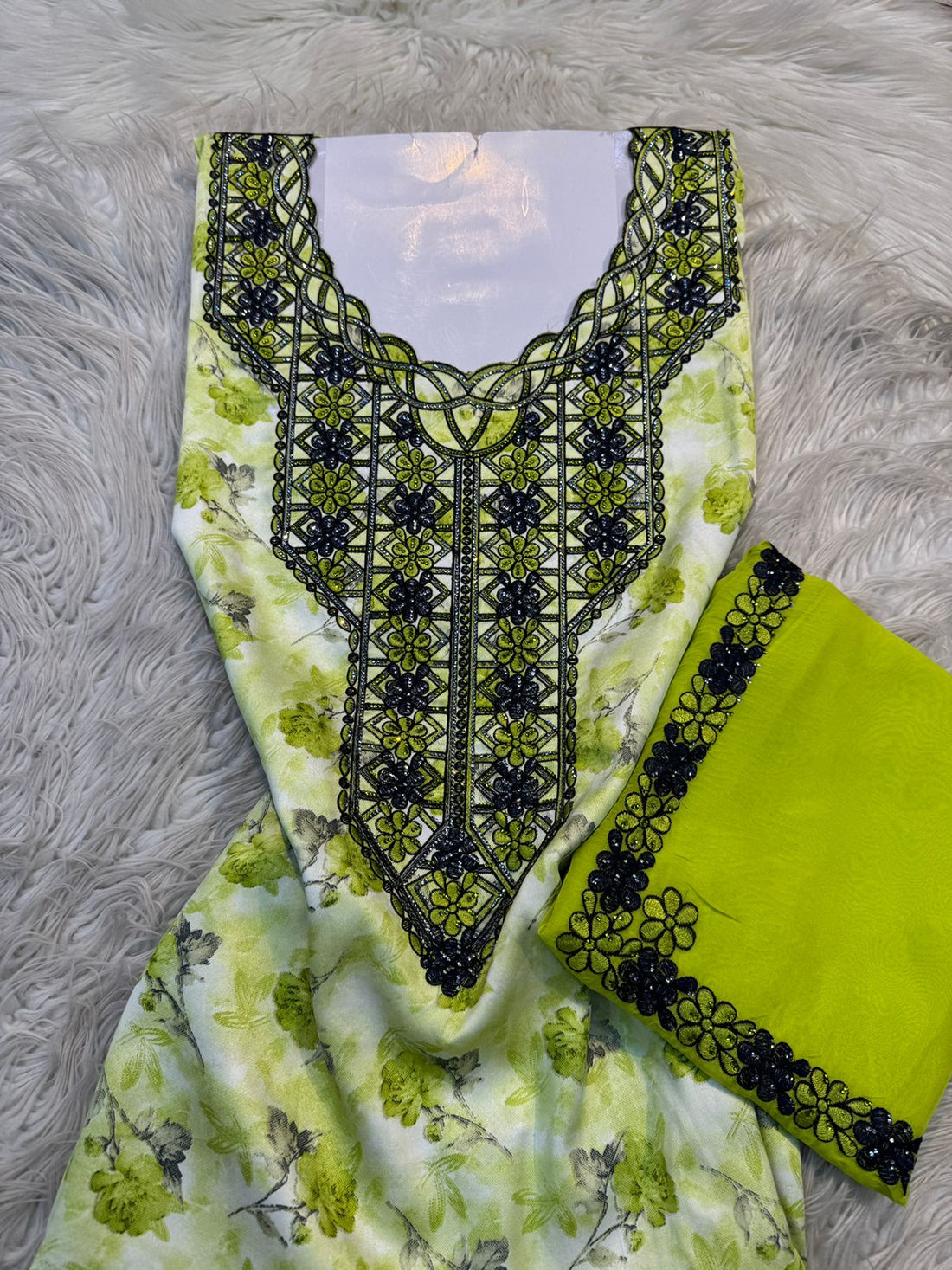 قماش مخور إندونيسي بتطريز طولي مزخرف وزخرفة زهرية مع شيلة - IN1810