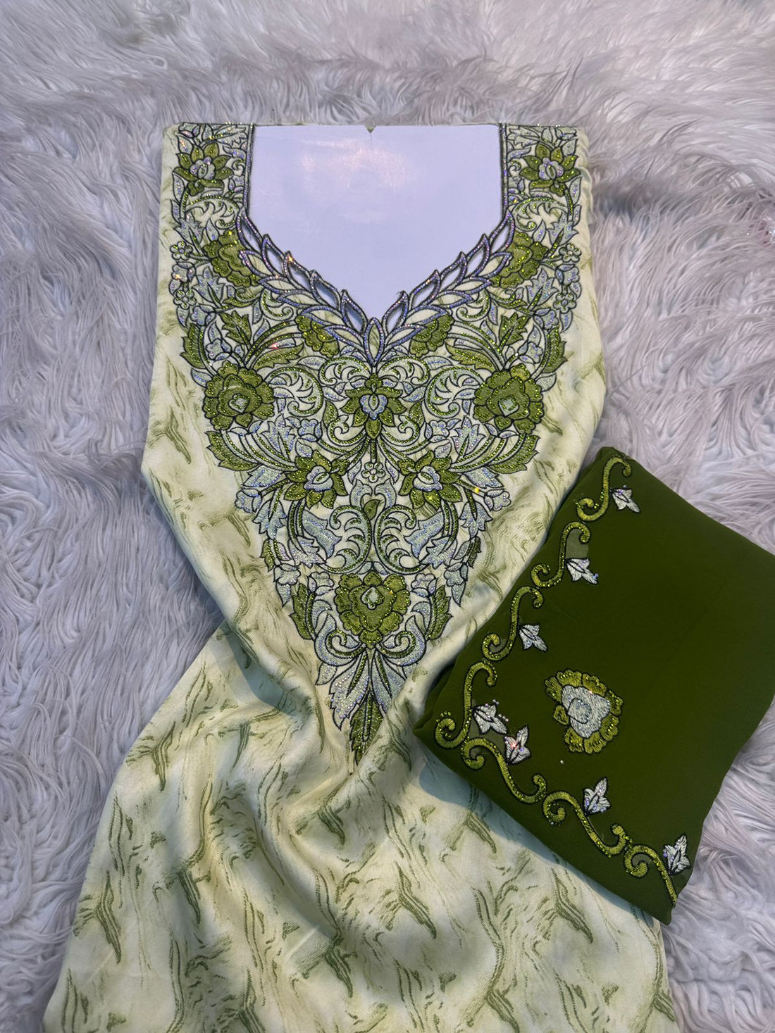 قماش مخور إندونيسي بتطريز صدري متماثل وزخرفة كلاسيكية مع شيلة-IN1809