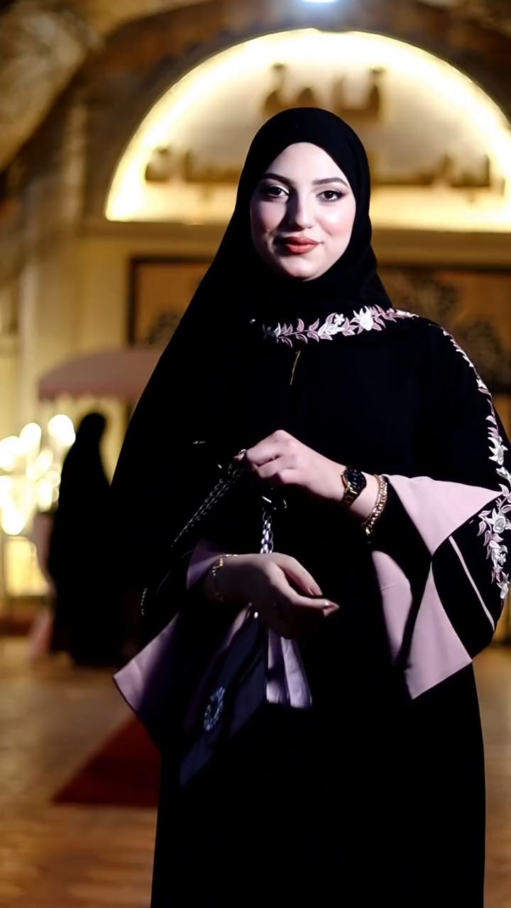 عباية حرير ندى سوداء بتطريز وردي جانبي وأكمام واسعة AB2601