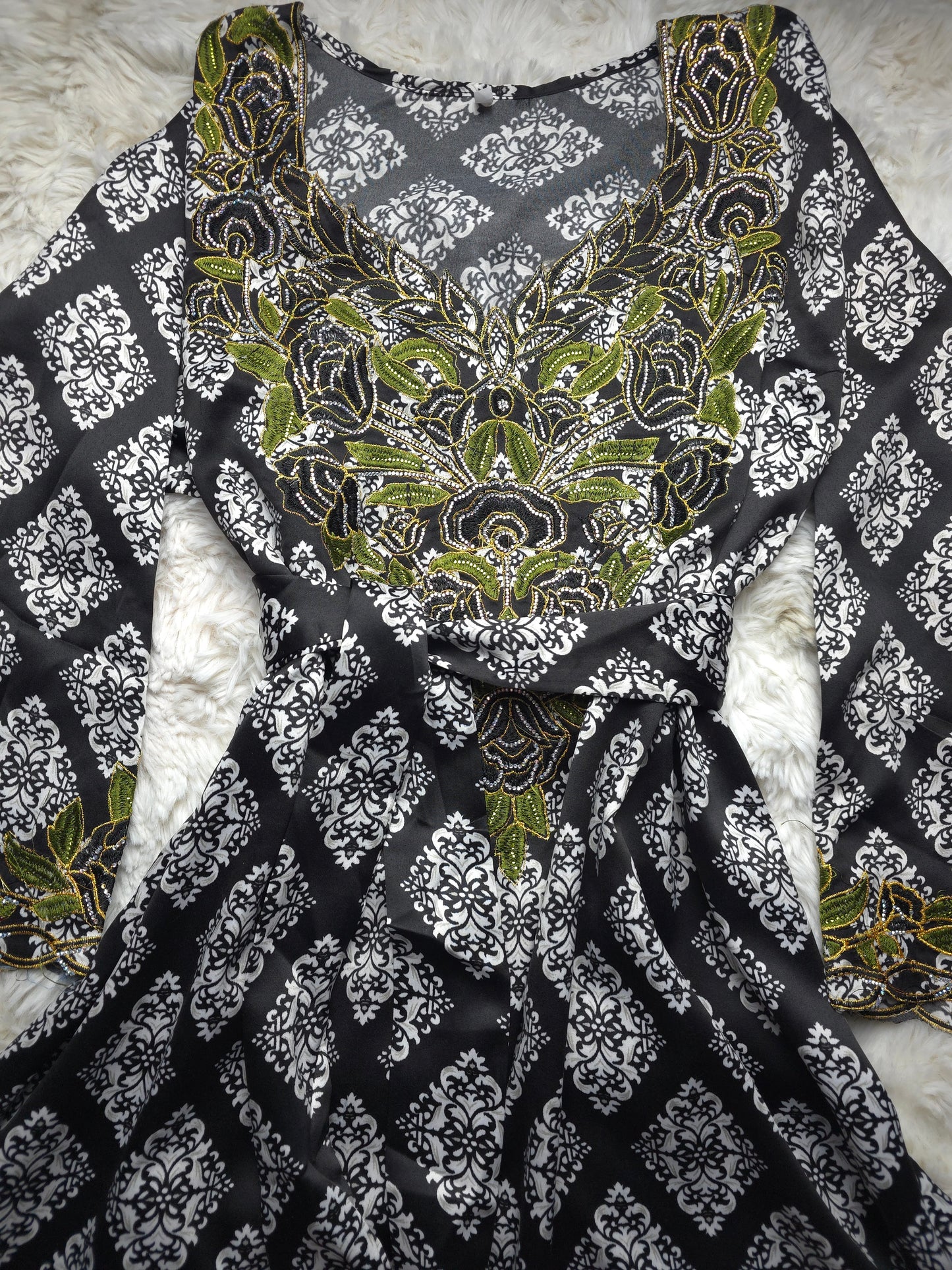 مخور حرير إندونيسي جاهز مطرز – أسود بنقشة بيضاء وتطريز أخضر ملكي