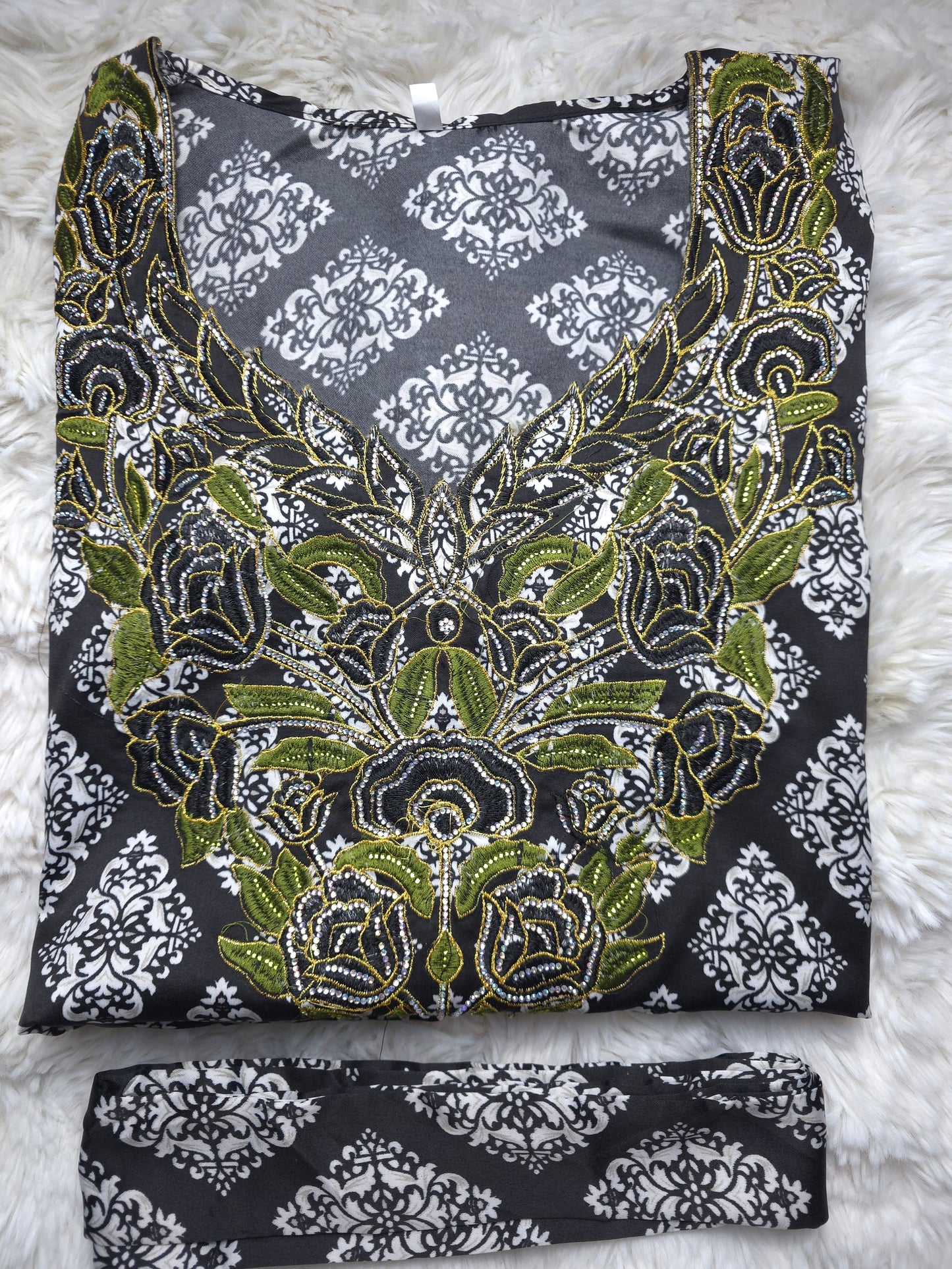 مخور حرير إندونيسي جاهز مطرز – أسود بنقشة بيضاء وتطريز أخضر ملكي