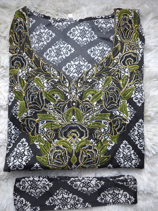 مخور حرير إندونيسي جاهز مطرز – أسود بنقشة بيضاء وتطريز أخضر ملكي